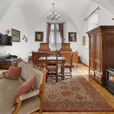 Gothic House Apartments เครมนิตซา ภายนอก รูปภาพ